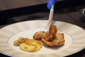出来上がったソースをお肉の焼き目が隠れないように乗せ