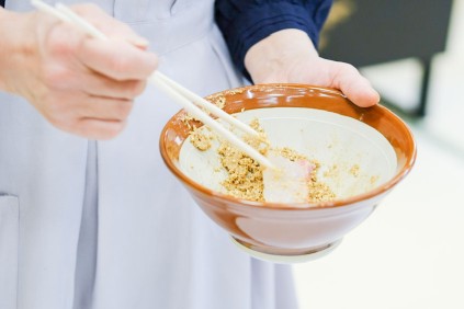 鯛の切り身に胡麻醤油を纏わせます