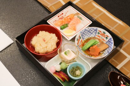 御弁当の中にも桜や花びらがたくさん♪