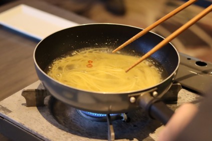 パスタは必ず沸騰してから入れます