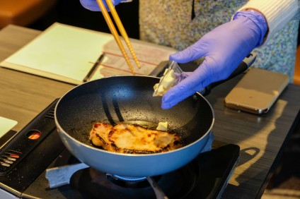 バターを入れるとさらに焦げやすくなるためさらに弱火に調節