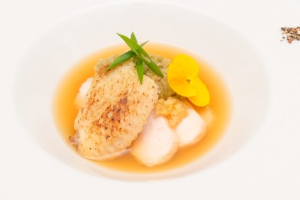 みやざき地頭鶏腿肉のポシェ　みやざき地頭鶏で作ったコンソメのスープ仕立て