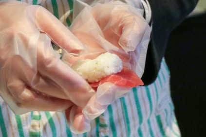 指を上手に使って縦、横と形を作ります。