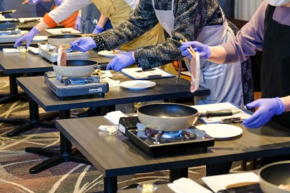 豚肉をフライパンに一斉投入！