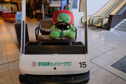 ”アルクマ”が乗ったゴルフカートがお出迎え!?