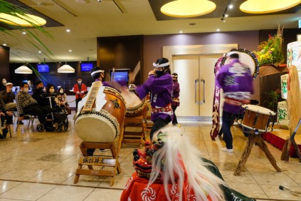 ロビーに轟く諏訪神太鼓
