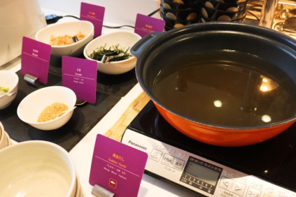 「お出し」本来のうま味を味わう“黄金だし”で作るお茶漬けはトッピングをお好みでお選びいただけます♪