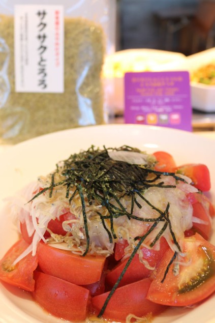 とろろ昆布のうま味を楽しめる“カリカリじゃことトマトのとろろ昆布サラダ”。 