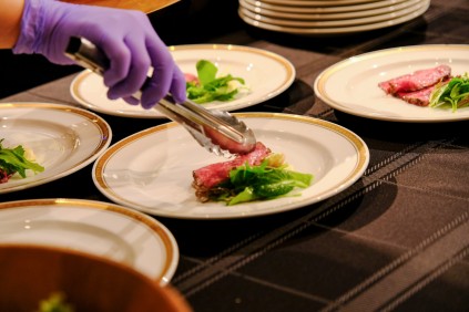 宮崎牛モモ肉のローストビーフ 宮崎醤油と信州山葵のソース