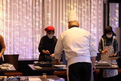 水分を多く含んだ麵なので通常のパスタよりも伸びやすいため　手際よく具材とソースを麺に絡めていきます