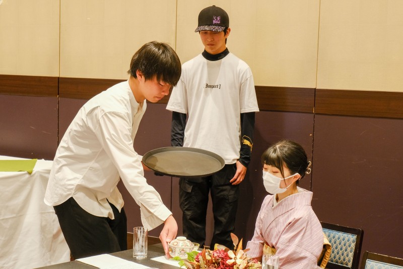 仲居スタッフに直接指導してもらえるサービス体験