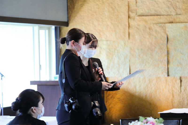 司会進行、接遇だけでなく、ウェルカムボード、テーブルを彩る小物、かわいらしい席札や引き出物などすべて生徒のみなさんの手作り。