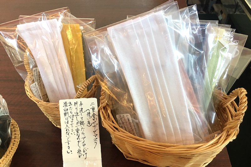 繰り返し使用できカラーバリエも豊富な草木染めマスク