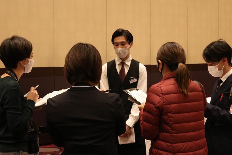 メディアに「周囲への恩返しになるようチャレンジしてきたいです。」と意気込む飯野岳