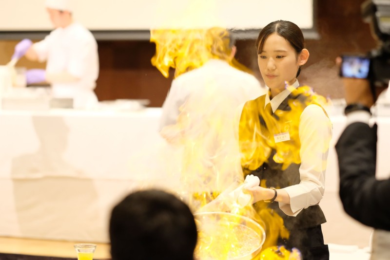 菊池さんは、「当日は最高のパフォーマンスができるよう頑張りたい」とコメント。練習中もその意気込みが感じられ、ワインの抜栓や料理の提供といった細かなサービスに集中していました。