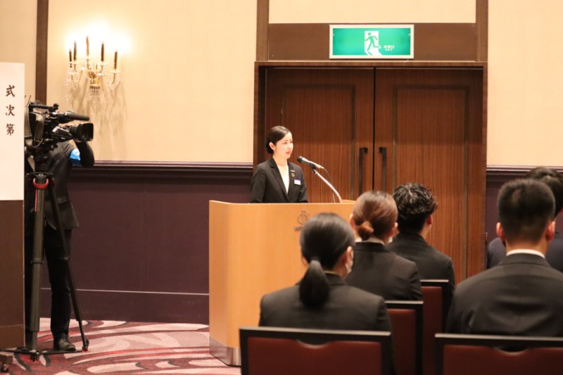 丁度一年前にホテルブエナビスタへ入社した昨年の新入社員が入社式司会進行を！