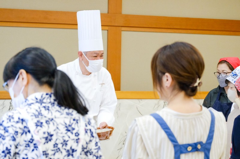 笑顔で料理説明をする原田総料理長