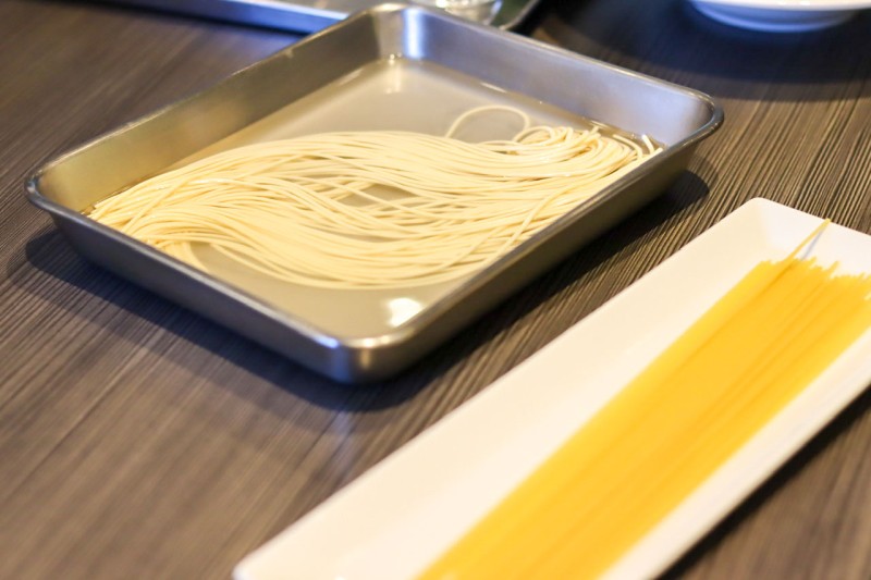 お水に浸した乾麺のパスタ