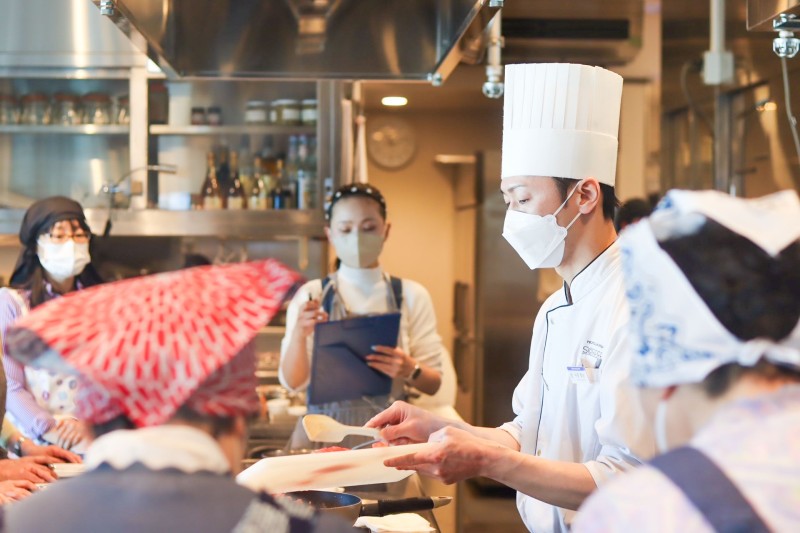 ビスクは甲殻類を使ったスープで、アメリケーヌはフランス料理のソースの一種です