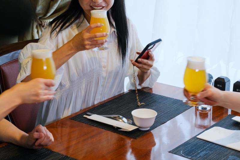 どんな味なのかな？？と言いながら口元へクラフトビールを運ぶお客様