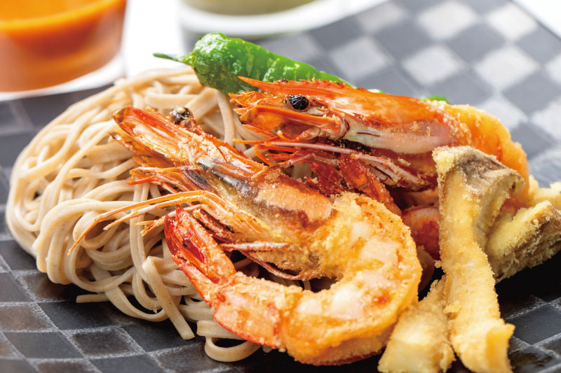 フレンチ×SOBA【フランス料理 ソルプレーサ】有頭海老とエリンギのセモリナフリットと冷製信州そば 2種のスープ添え