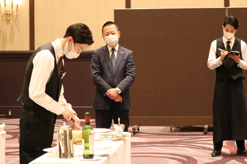 飯野岳（左）の課題を見つめる重山総支配人（中）と2018年の技能五輪銀メダリスト神田蓮大（右）