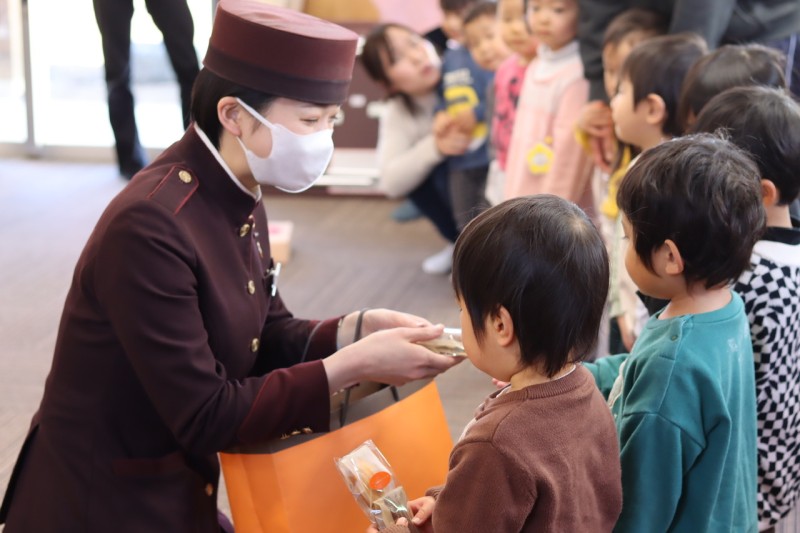 ホテルスタッフからプレゼントを受け取る園児のみなさん