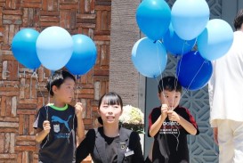 バルーンを参列者に配ってもらいます