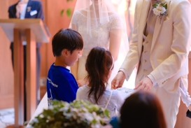 リングピローを新郎新婦に手渡します