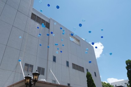 ゆっくりと風船が空高く舞い上ります