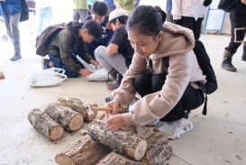 インターンシップ生は日本に来て初めての菌打ち体験をしました