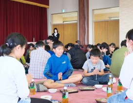 みんなでグループごとに輪になっていっせいに「いただきます！」の声　一緒に食べるとより一層美味しく感じます