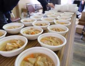 この中にシイタケがたくさん入っています　具だくさんの豚汁がずらりと並びます