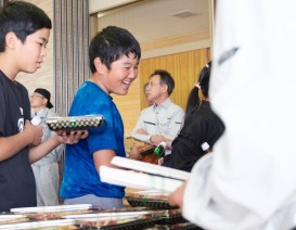 お弁当を受け取り豚汁を見ると子どもたちから「美味しそう！」と笑顔がこぼれます