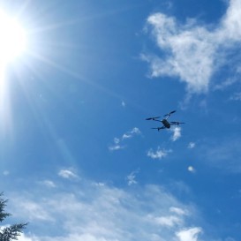 アルピコドローンアカデミーによる実演　ドローンが飛び上がると…