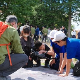安全に着陸したドローンを触っていいよと言われて興味津々の子どもたち