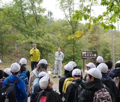 佐藤社長「10年後ぜひこの場所に来て、みんなが植えたコナラの木が森になっているのを確認しに来てください。」