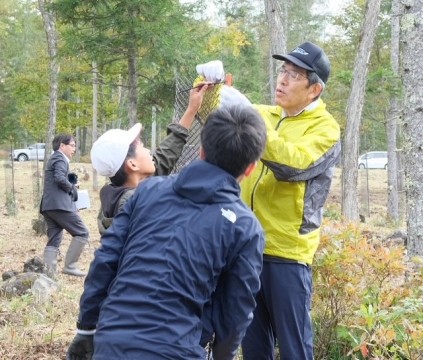 植樹の仕方を教えていただきいよいよスタートです