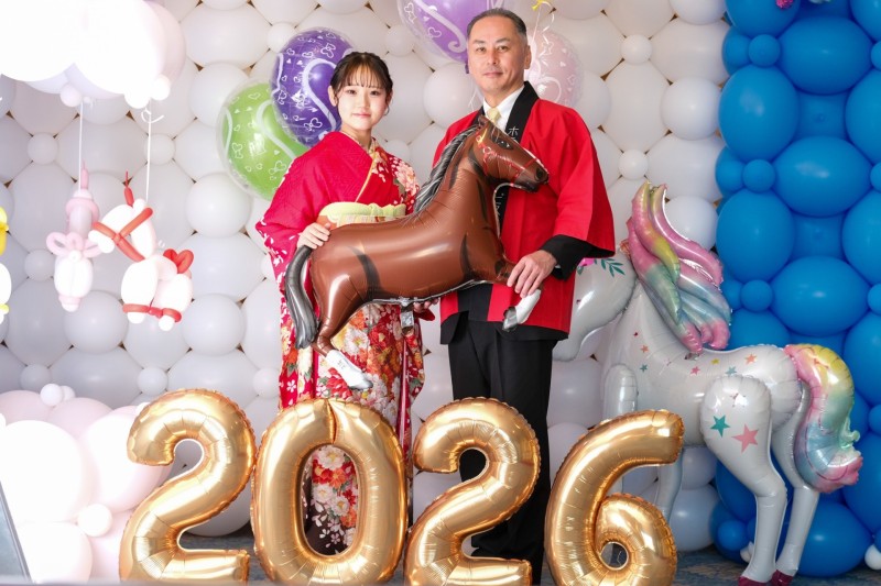 本年の晴れ着スタッフとホテルブエナビスタ総支配人仙波