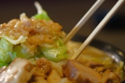 そして、忘れてはいけないのがお野菜の存在感。 たっぷり盛られているので、 「ラーメンだけど、野菜もしっかり摂れる」のが嬉しいポイント。 罪悪感よりも満足感が勝ちます。