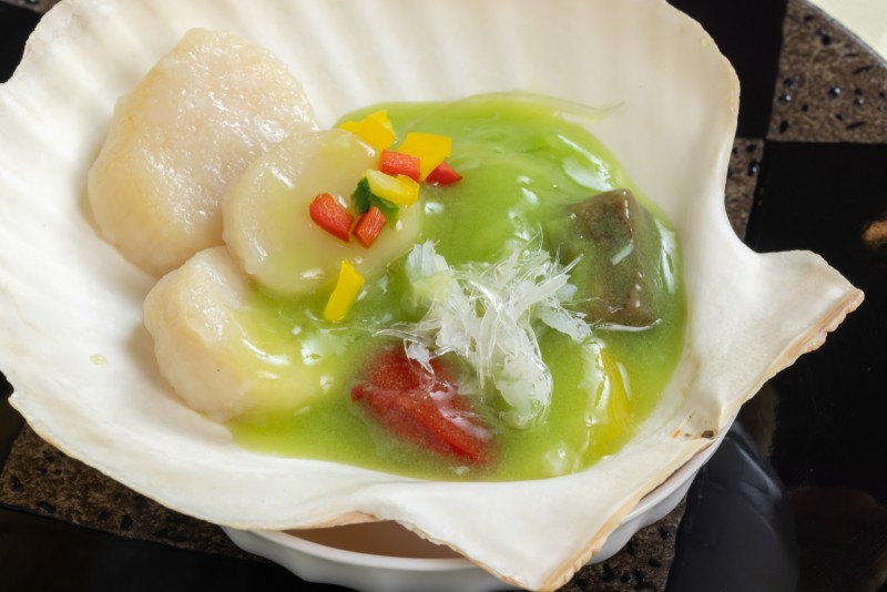 ①帆立貝柱のフカヒレ入りグリーンピースソース掛け　￥3,500