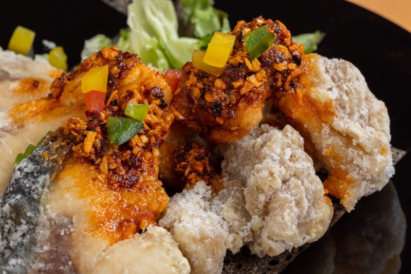 ⑥宮崎県産黒瀬ぶりと福味鶏の唐揚げピリ辛ソース　￥2,300