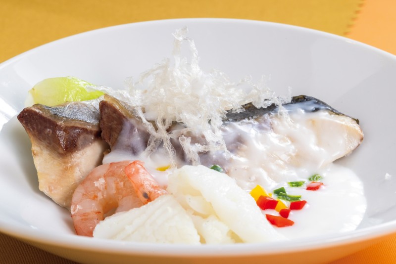 ①宮崎県産黒瀬ぶりと海鮮の蒸し物　クリームソース掛け～伊那寒天のせ～　￥2,000