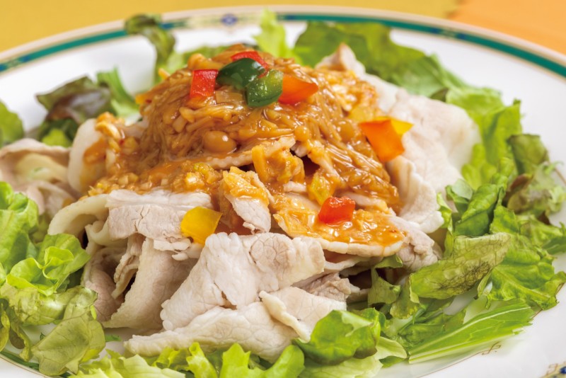 ③宮崎県産おとめ豚の湯引き　なめ茸入り胡麻ソース掛け　￥1,700