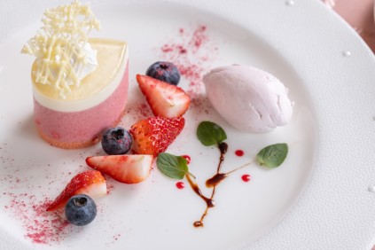 ライチのジュレを忍ばせた2色のムース　桜のグラス添え